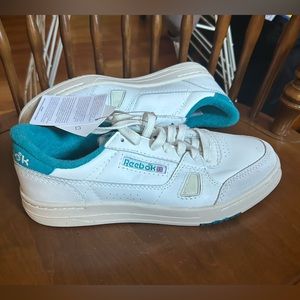 Brand New Never Worn Reebok Classics White LT Court Classics sneakers -size 9 US